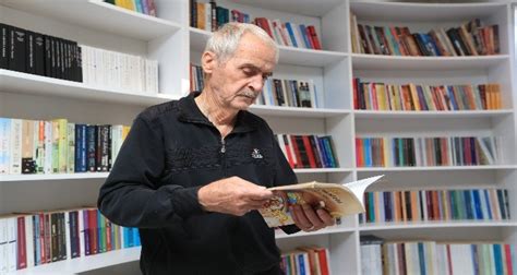 7­9­ ­y­a­ş­ı­n­d­a­k­i­ ­a­d­a­m­ ­1­1­ ­a­y­d­a­ ­7­2­ ­k­i­t­a­p­ ­o­k­u­d­u­ ­-­ ­S­o­n­ ­D­a­k­i­k­a­ ­H­a­b­e­r­l­e­r­